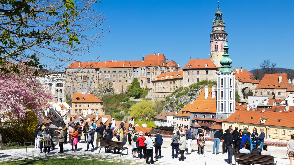 Českokrumlovské uličky se už zase plní zahraničními turisty